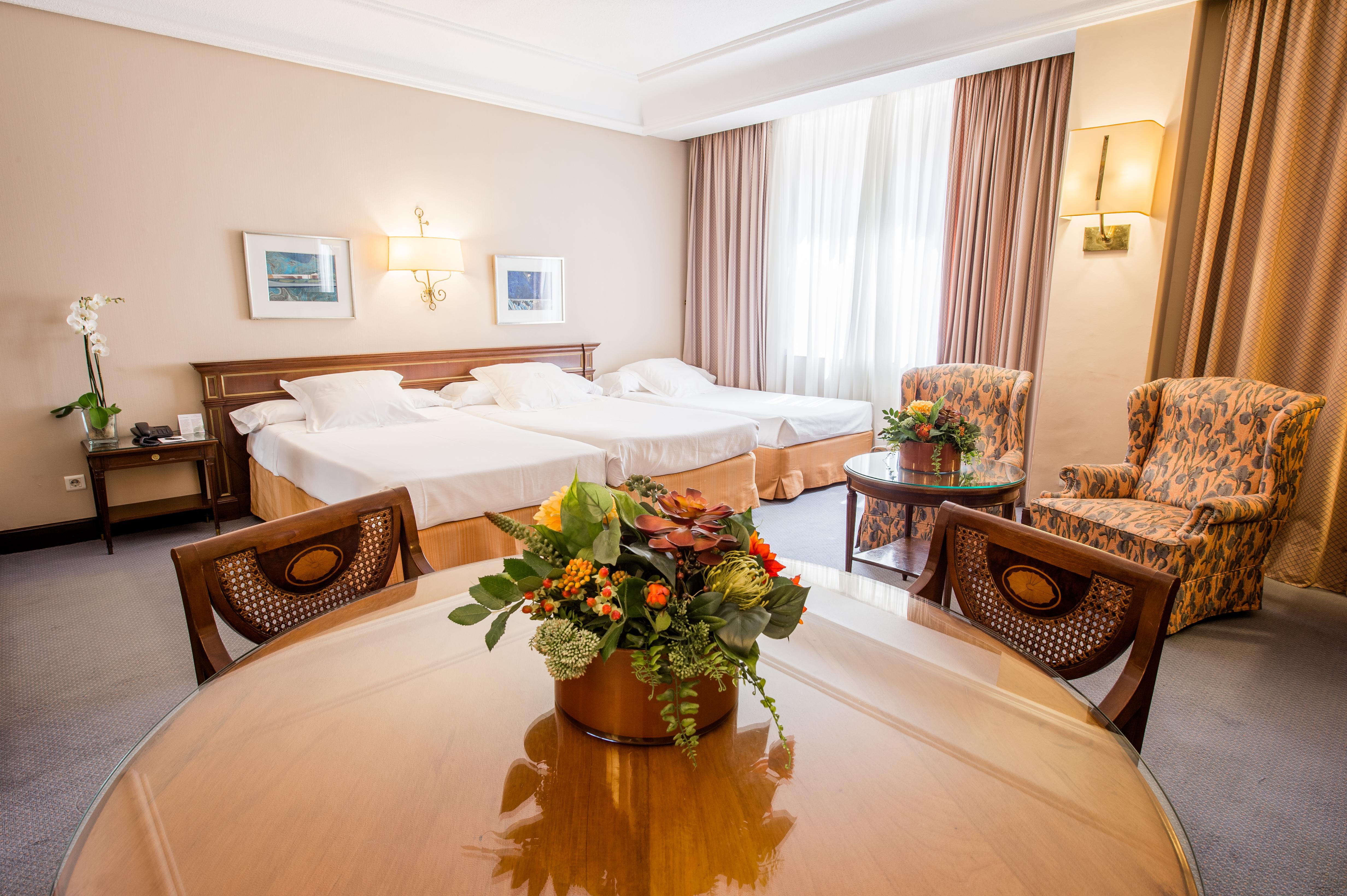 Hotel Miguel Angel Мадрид Екстериор снимка A room at the hotel