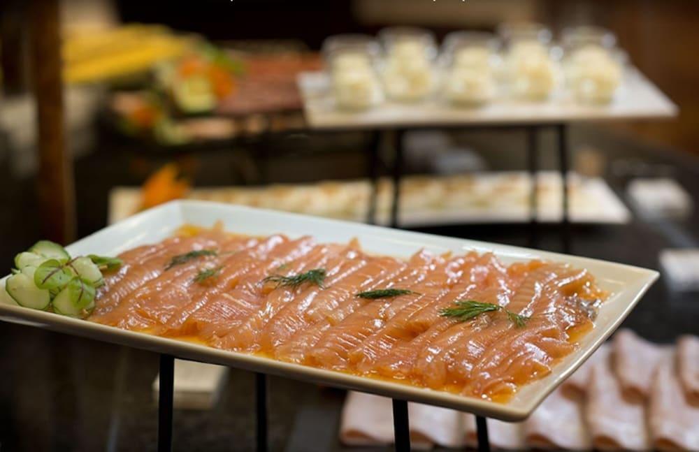 Hotel Miguel Angel Мадрид Екстериор снимка Salmon sashimi