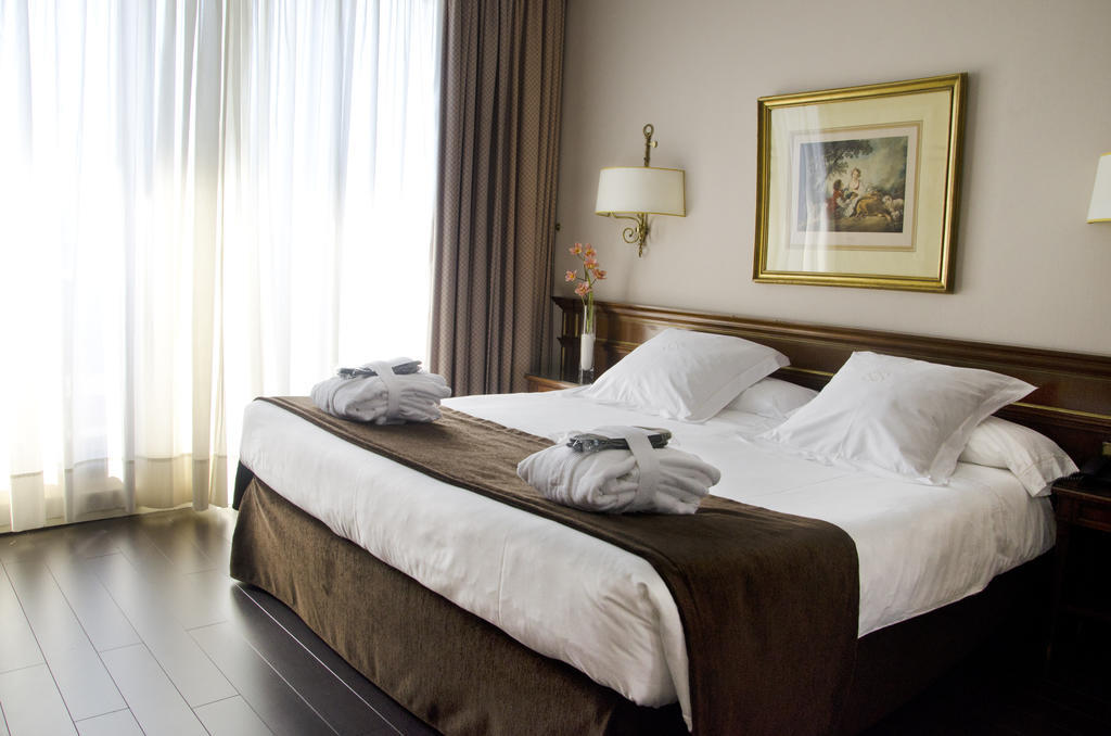 Hotel Miguel Angel Мадрид Екстериор снимка A bedroom in a hotel