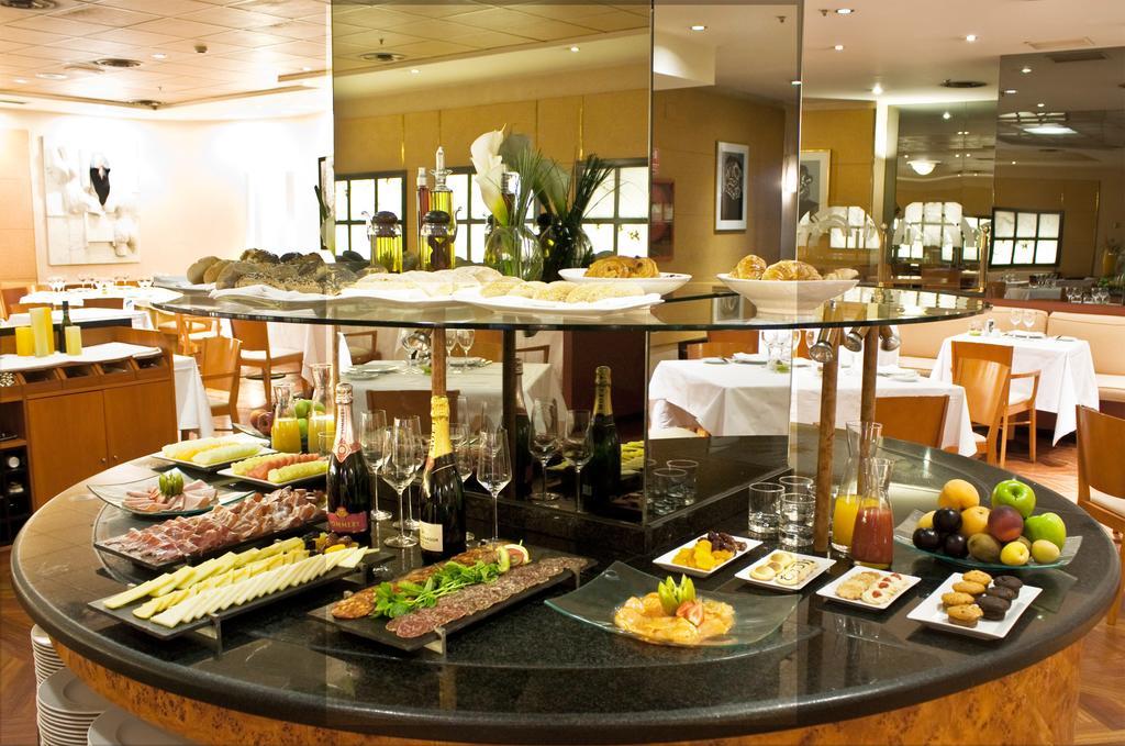 Hotel Miguel Angel Мадрид Екстериор снимка A buffet at a hotel