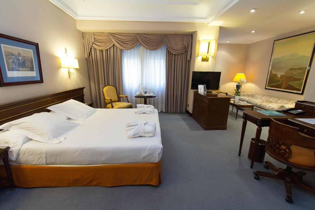 Hotel Miguel Angel Мадрид Екстериор снимка A room at the hotel