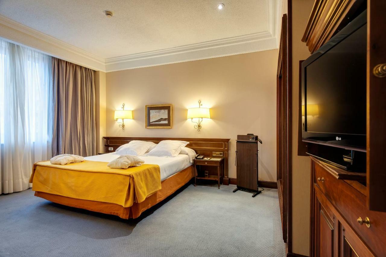 Hotel Miguel Angel Мадрид Екстериор снимка A room at the hotel