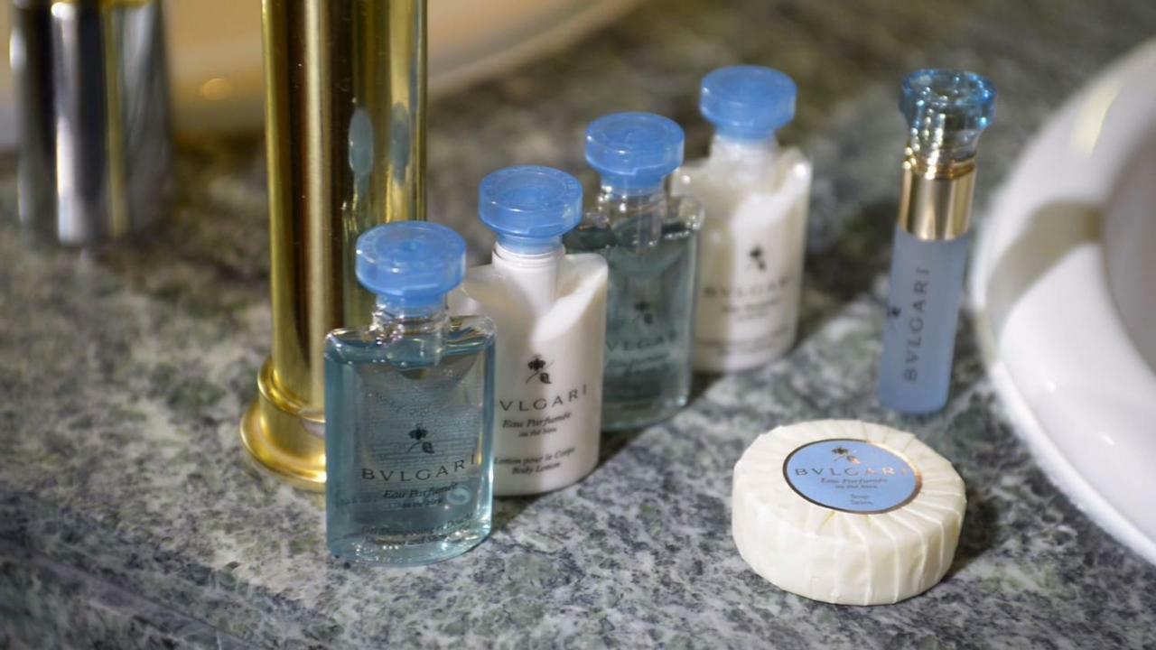 Hotel Miguel Angel Мадрид Екстериор снимка A selection of toiletries