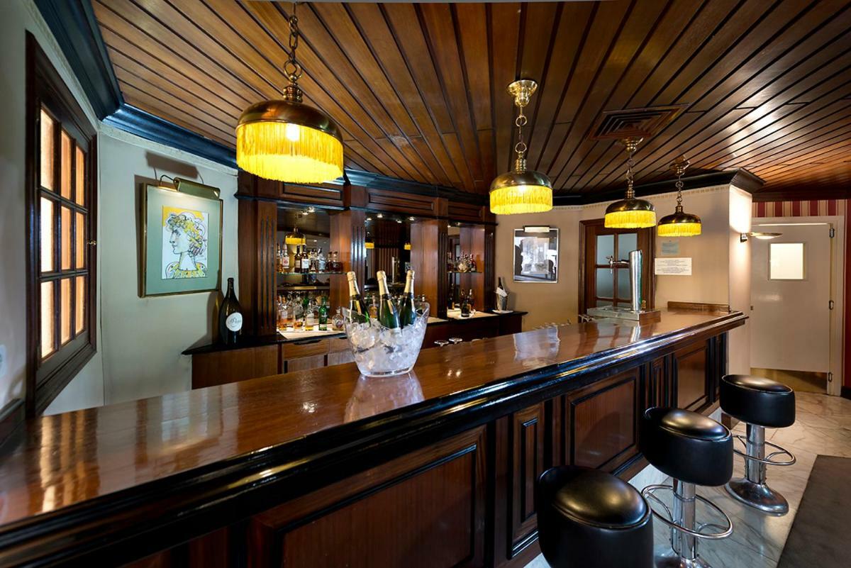 Hotel Miguel Angel Мадрид Екстериор снимка The bar at the 1905