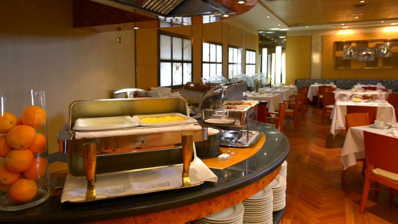 Hotel Miguel Angel Мадрид Екстериор снимка A buffet at a restaurant