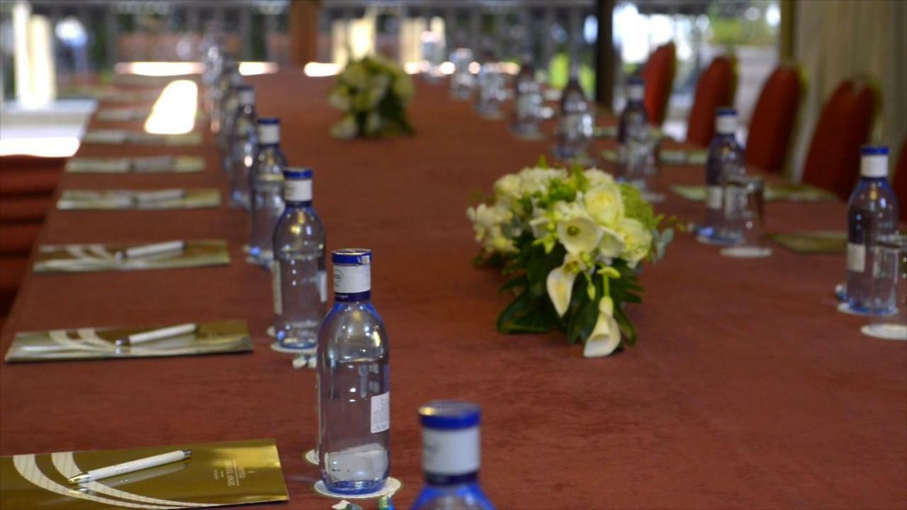 Hotel Miguel Angel Мадрид Екстериор снимка A table at a conference