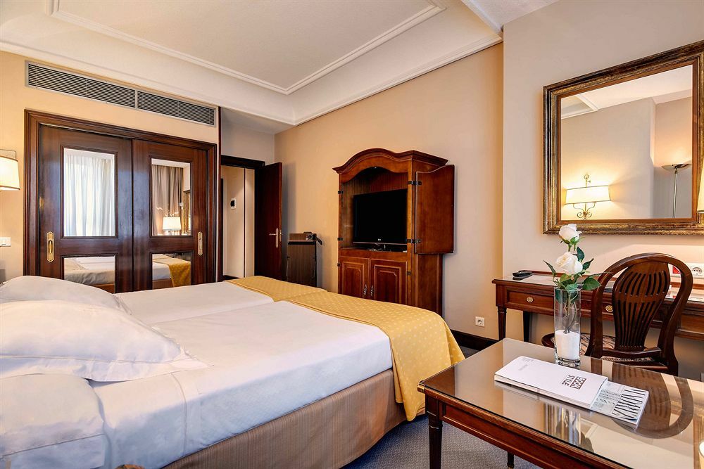 Hotel Miguel Angel Мадрид Екстериор снимка A room at the hotel