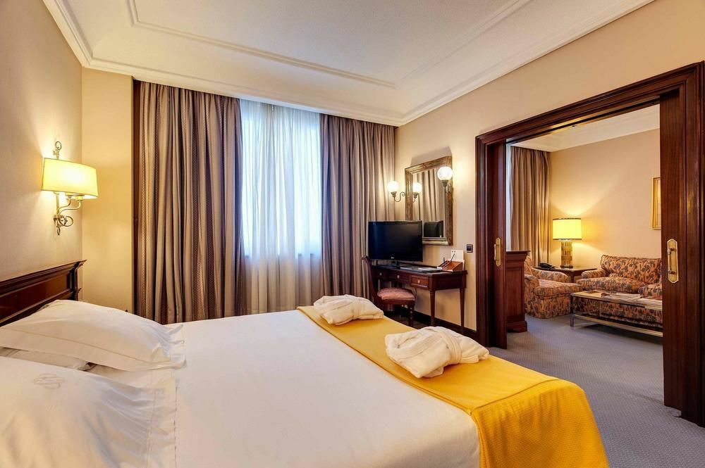 Hotel Miguel Angel Мадрид Екстериор снимка Junior Suite