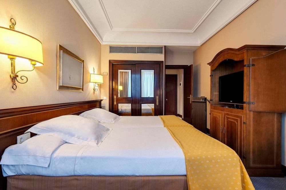 Hotel Miguel Angel Мадрид Екстериор снимка A room at the hotel