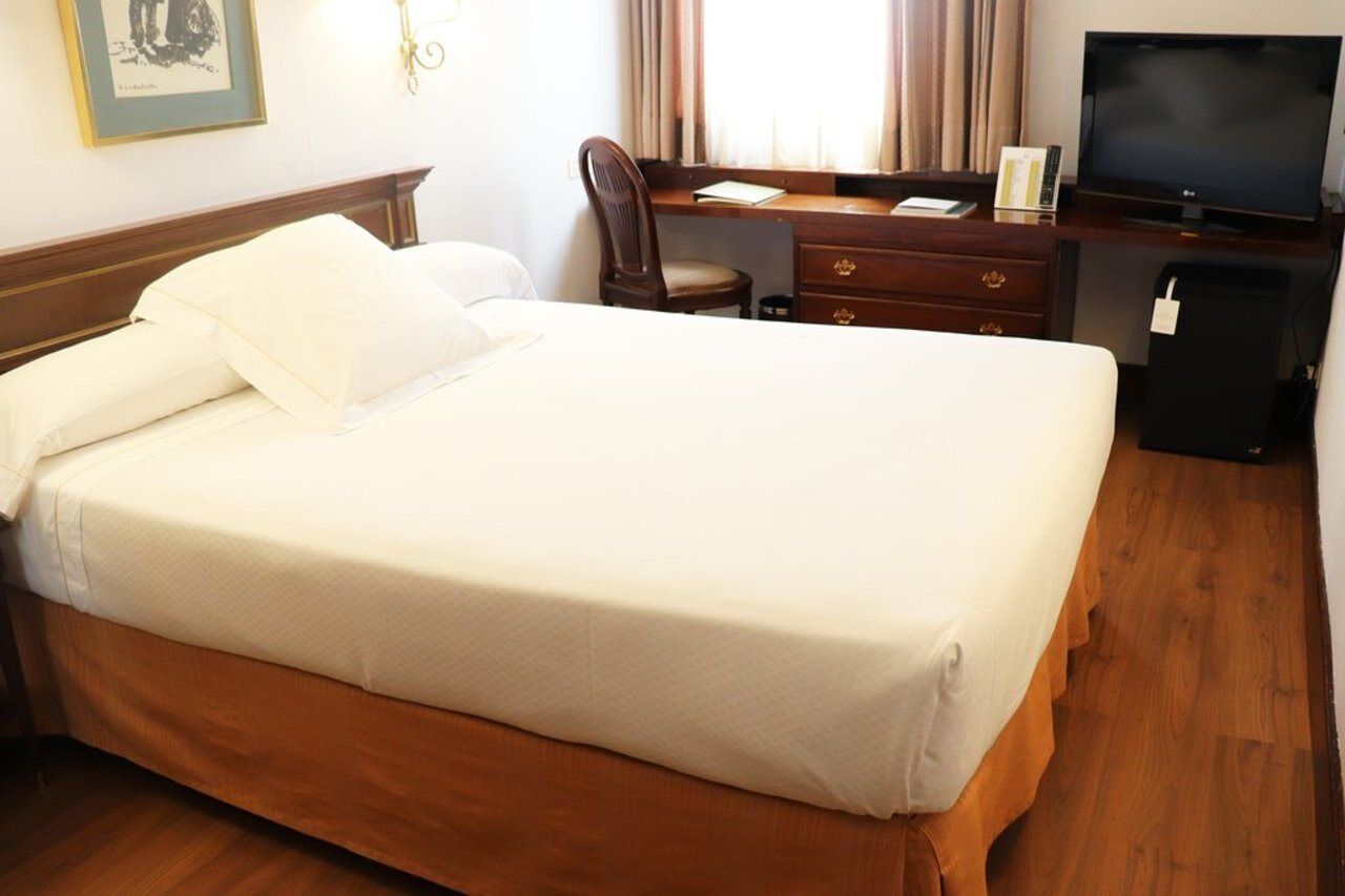 Hotel Miguel Angel Мадрид Екстериор снимка A hotel room