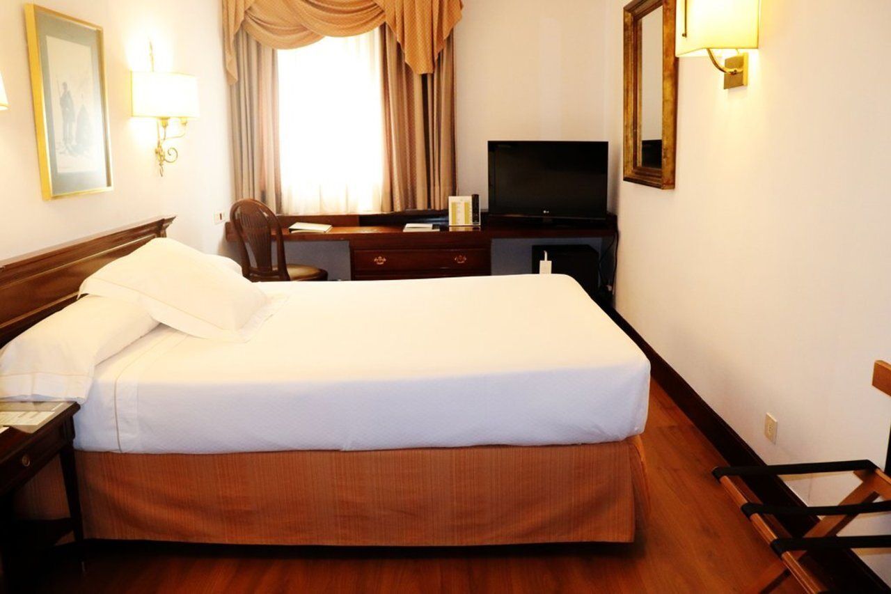Hotel Miguel Angel Мадрид Екстериор снимка A room at the hotel